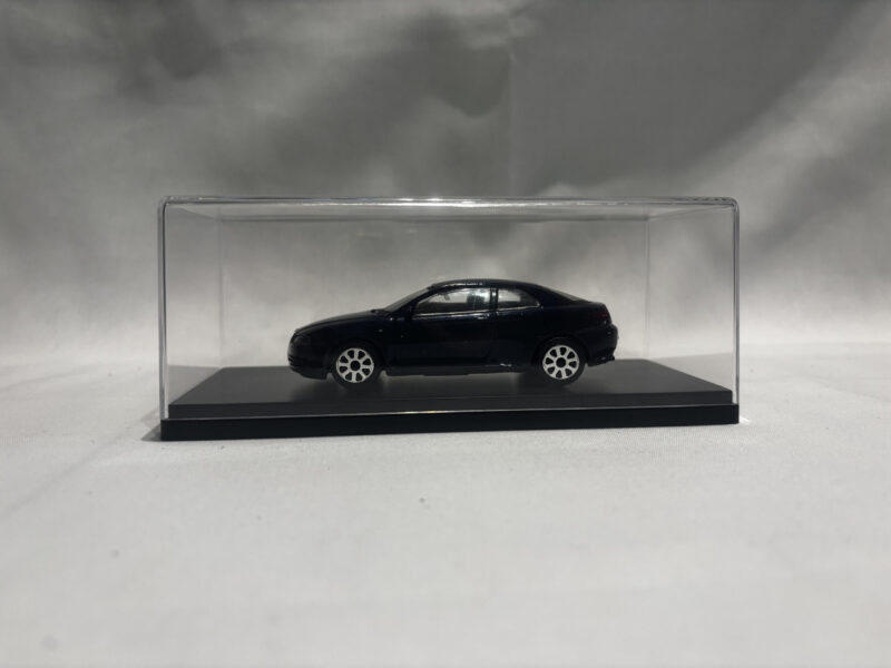 Akrylowa gablotka z czarną podstawą na modele 1:24 i 1:32 – 16,5 × 7,4 × 6 cm