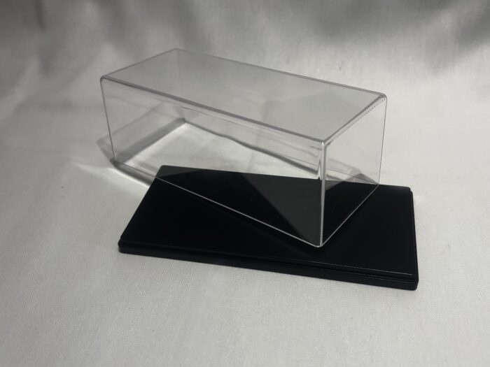 Akrylowa gablotka z czarną podstawą na modele 1:24 i 1:32 – 16,5 × 7,4 × 6 cm - obrazek 5